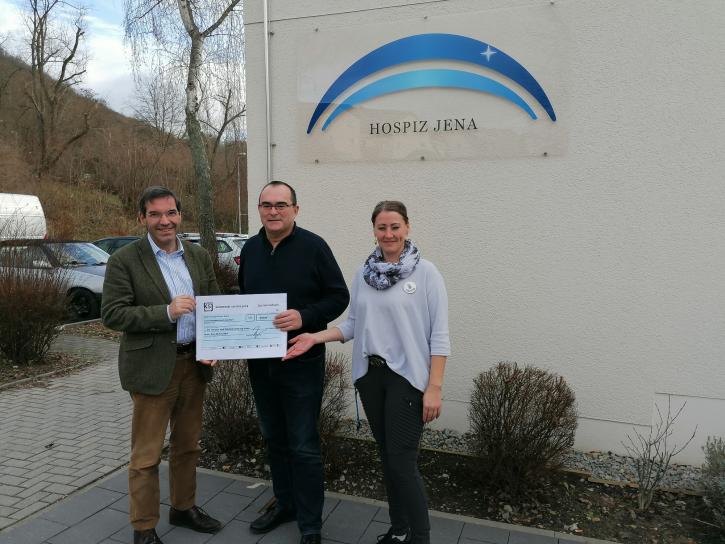 Cheque handed over to the Jena Hospice