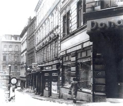 Blick vom alten Eichplatz auf das Geschäftshaus (linker Bildrand)