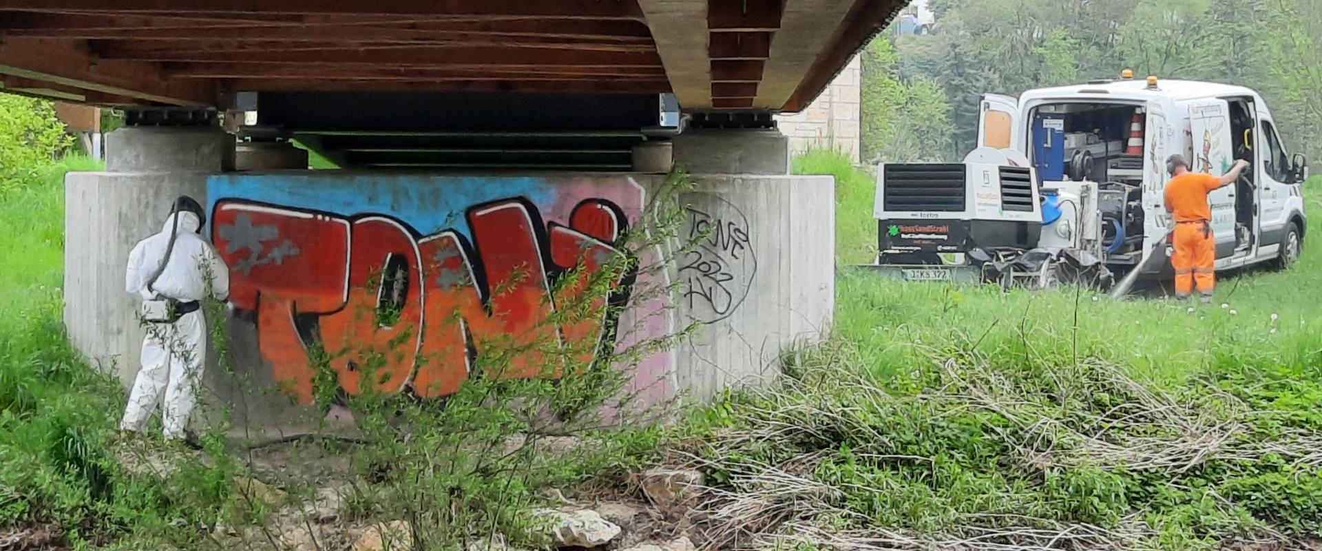 Graffiti removal on the Hausberg bridge