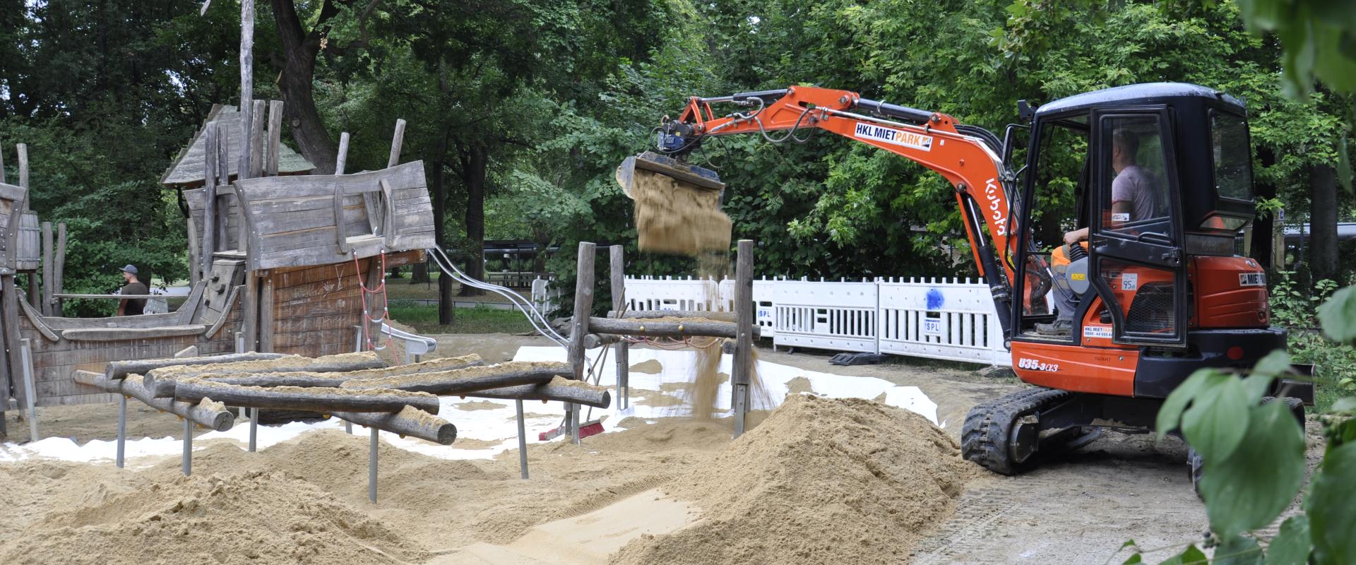 Playgrounds - New sand for the Paradies playground