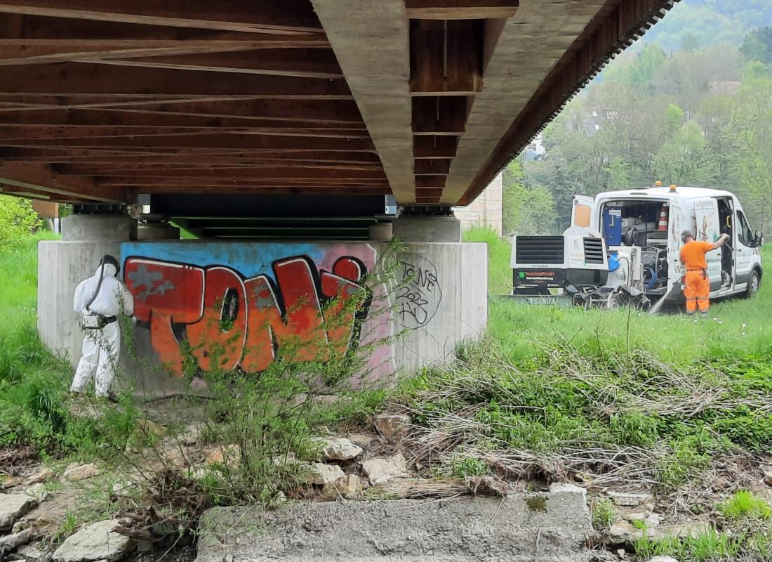 Graffiti removal on the Hausberg bridge