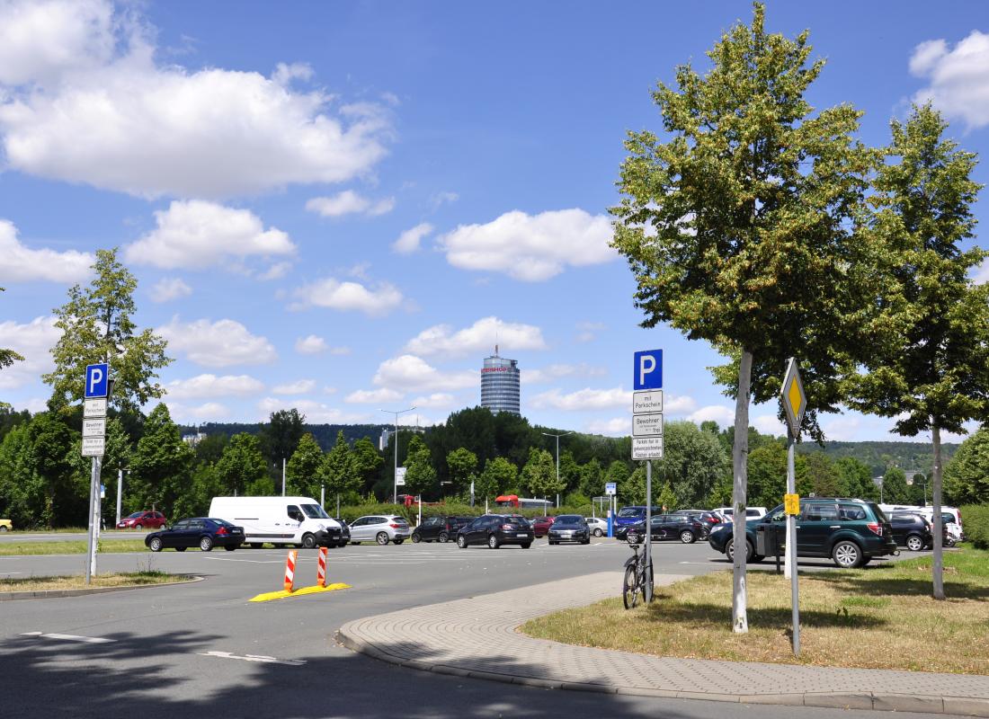 Parkraumbewirtschaftung – Blick auf den Seidelparkplatz in Richtung JenTower