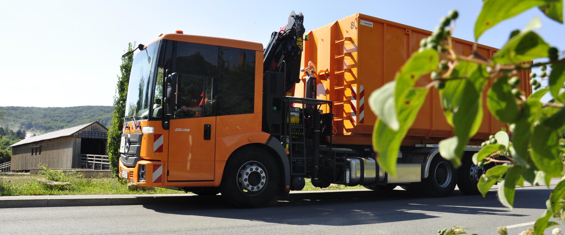 Container vehicle for used glass collection